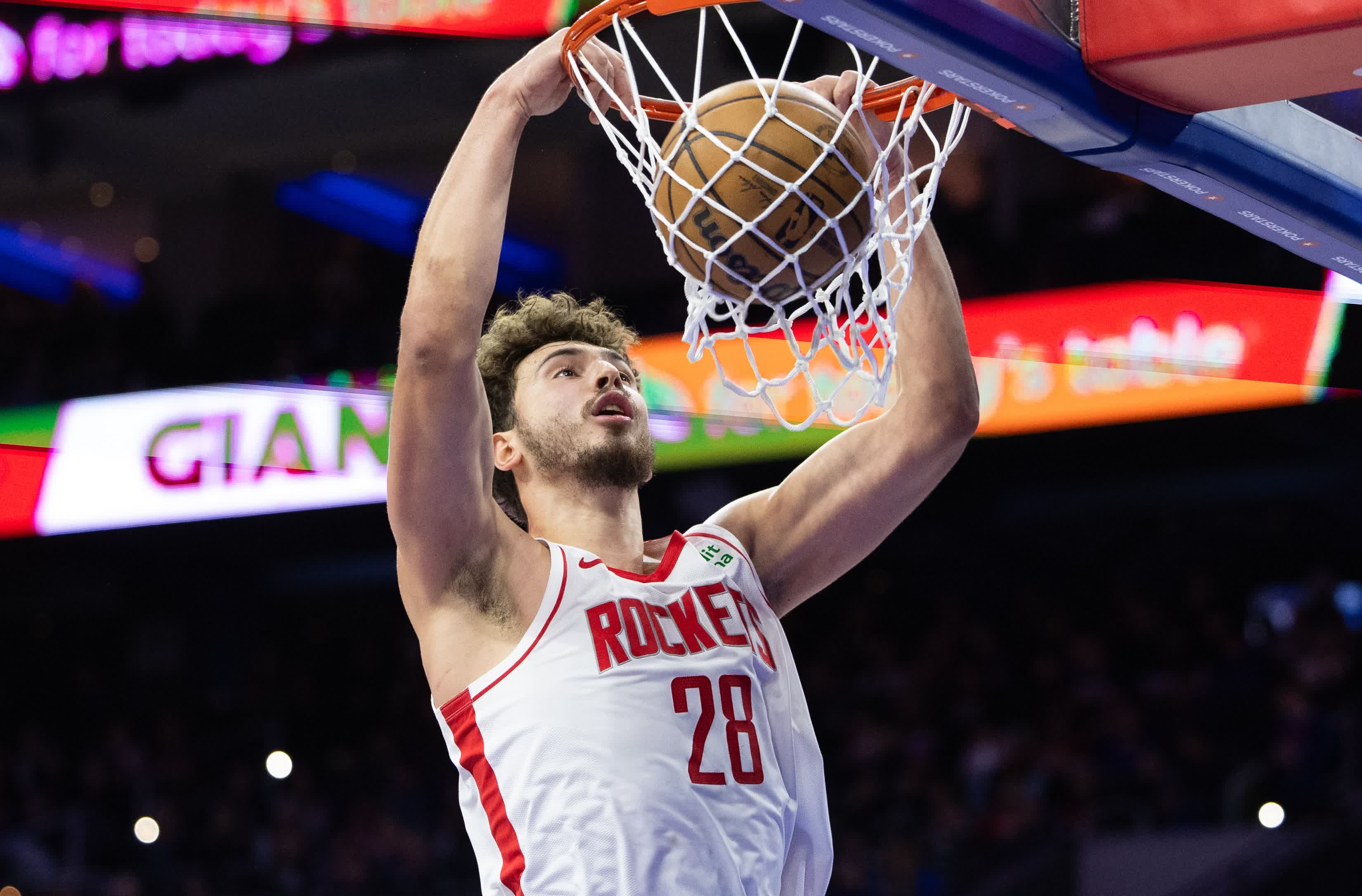 穆古鲁扎在热火比赛中精彩发挥，惊险取胜引发热议！