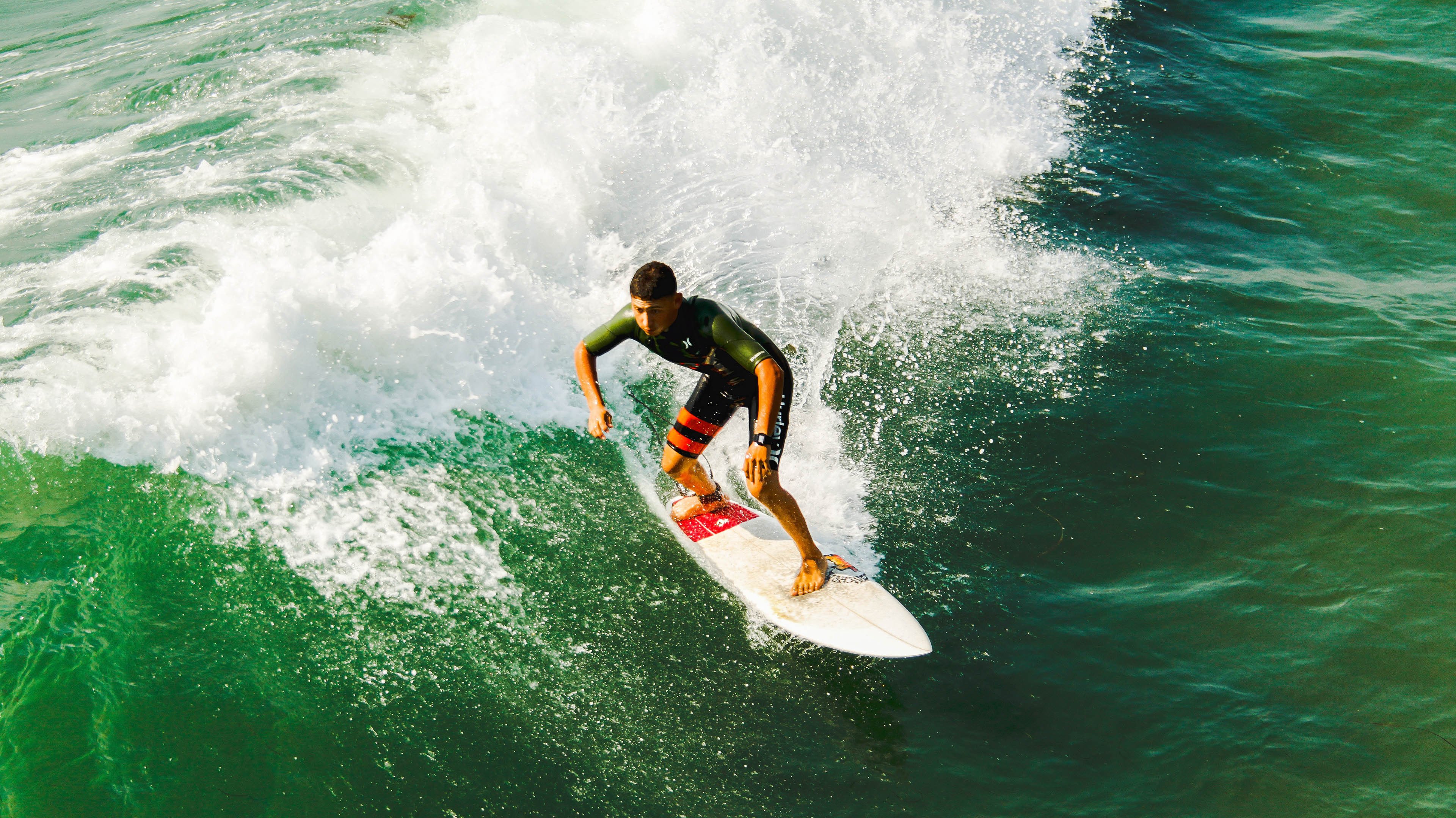 出色发挥引发热议！，德罗巴在巴塞罗那比赛中出色防守上演精彩一战