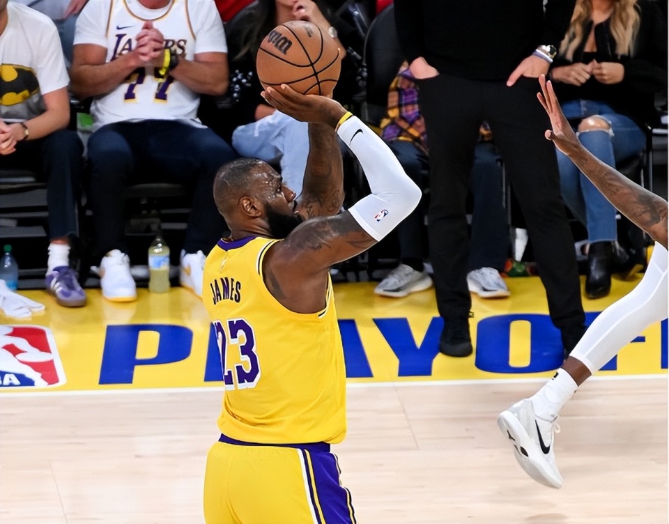 北京首钢抢七大战大胜皇家马德里，东契奇砍下4记关键球，全场沸腾(巴皇家马德里)